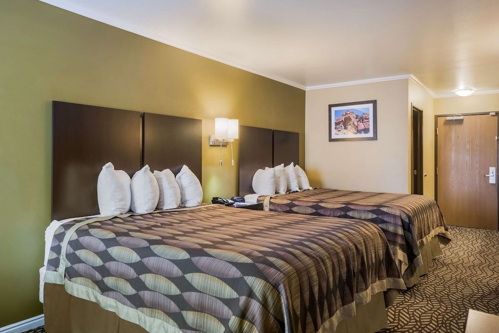 Best Western Richfield Inn Standard Room, 2 Queen Beds, Non Smoking, Refrigerator 2