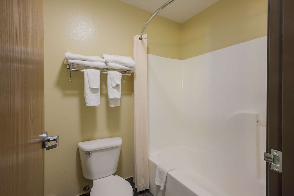 Best Western Richfield Inn Standard Room, 2 Queen Beds, Non Smoking, Refrigerator 3