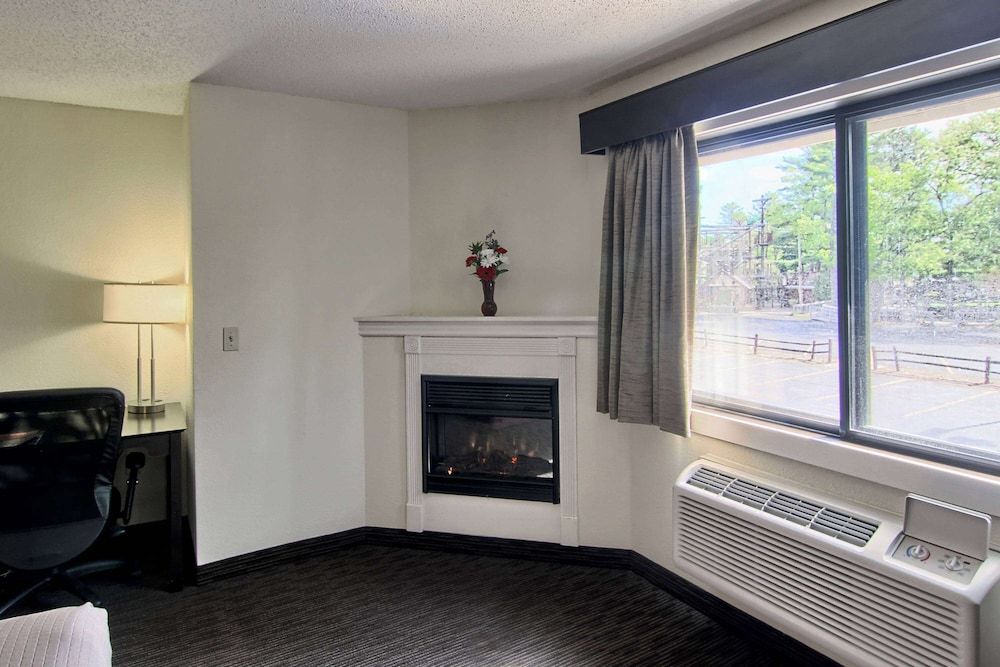 Blossom Hotel & Suites Traverse City Honeymoon Suite, Jetted Tub 10