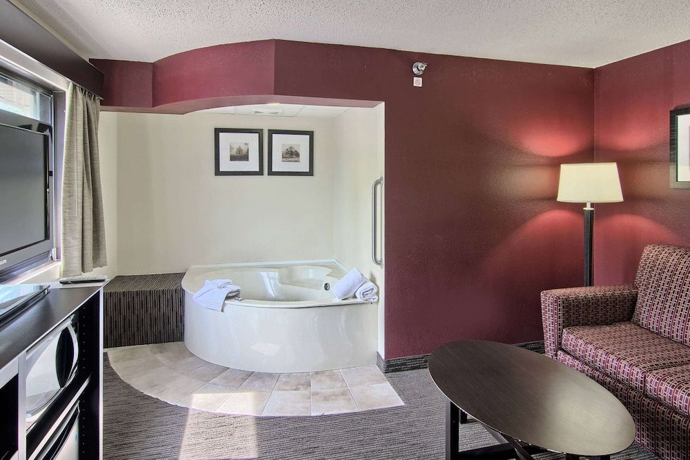 Blossom Hotel & Suites Traverse City Honeymoon Suite, Jetted Tub 4