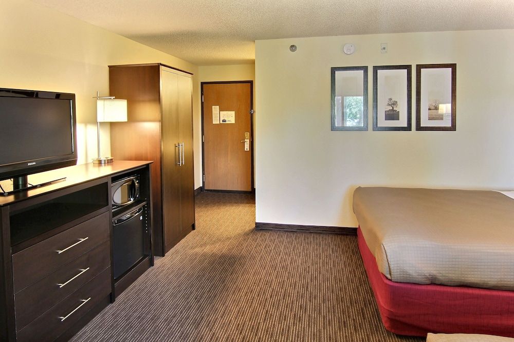 Blossom Hotel & Suites Traverse City Basic Room, 1 King Bed, Accessible 10