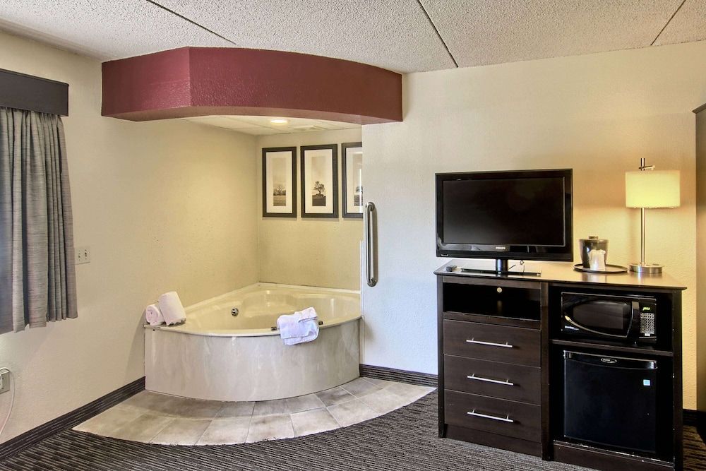 Blossom Hotel & Suites Traverse City Honeymoon Suite, Jetted Tub 11
