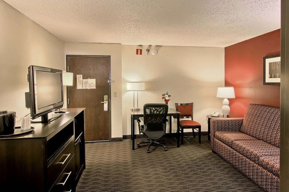 Blossom Hotel & Suites Traverse City Business Suite 6