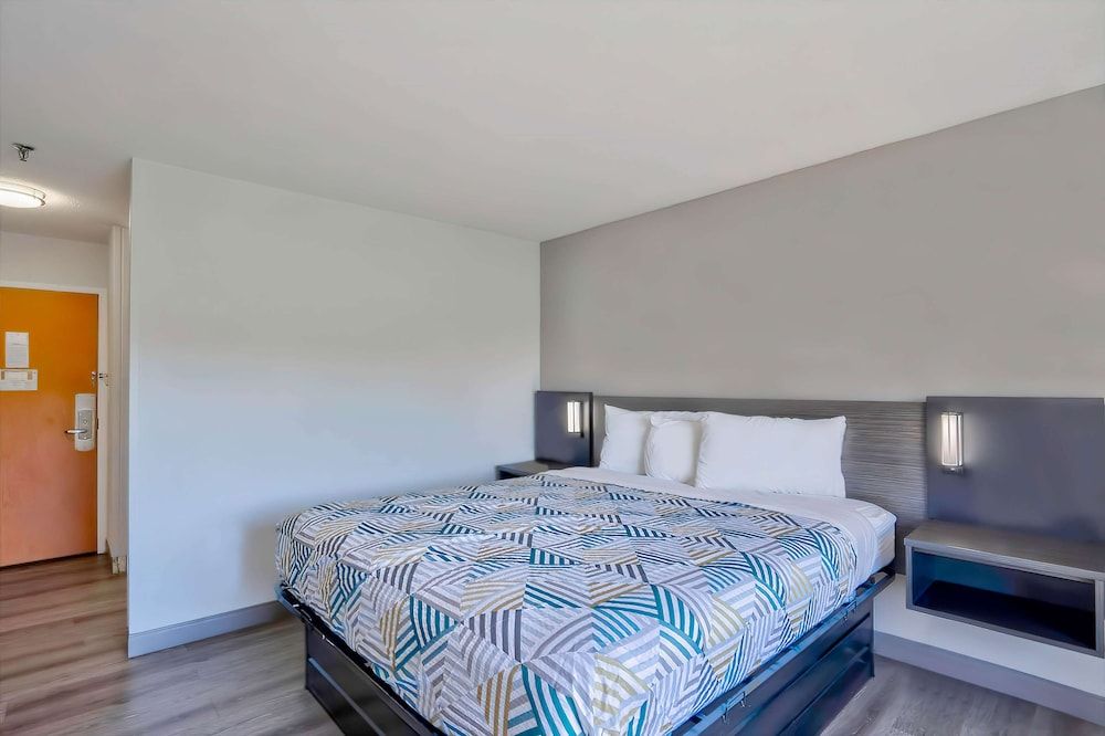 Deluxe Room, 1 King Bed, Smoking, Refrigerator