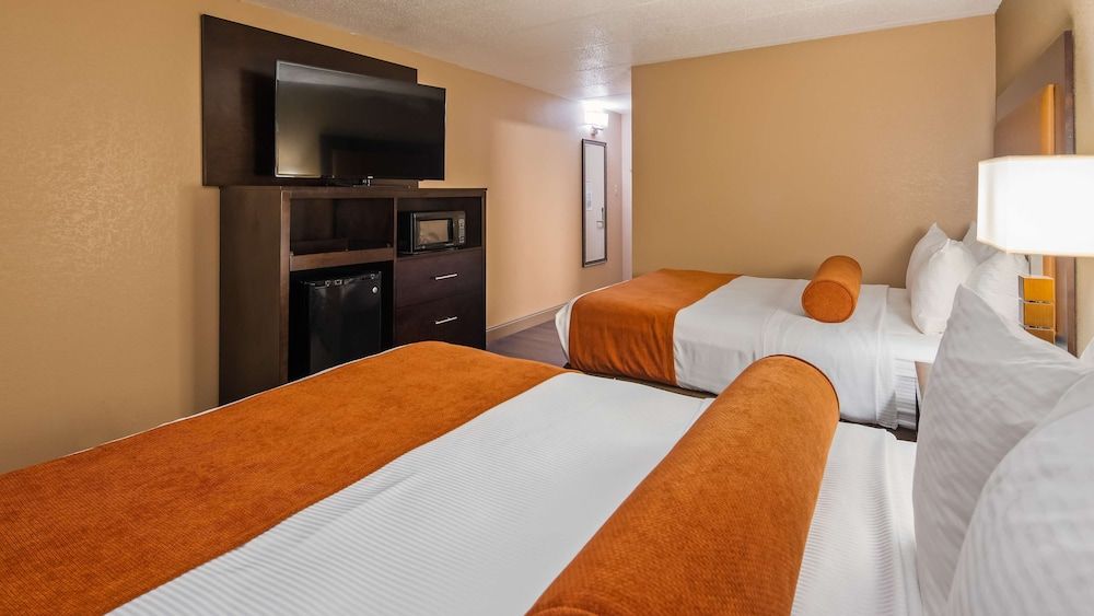 Best Western Crossroads Of The Bluffs Standard Room, 2 Queen Beds, Non Smoking, Refrigerator & Microwave 3