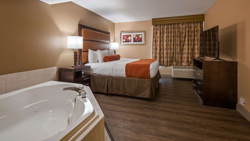 Best Western Crossroads Of The Bluffs Suite, 1 King Bed, Non Smoking, Jetted Tub 2