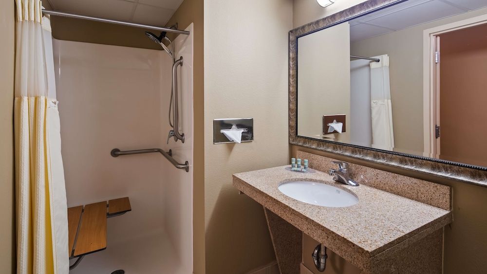 Best Western Crossroads Of The Bluffs Standard Room, 1 King Bed, Accessible, Non Smoking 5