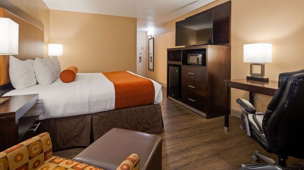 Best Western Crossroads Of The Bluffs Standard Room, 1 King Bed, Accessible, Non Smoking 2