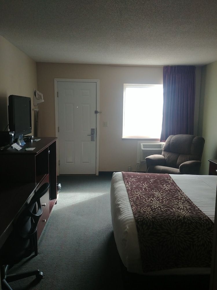 Boarders Inn & Suites by Cobblestone Hotels – Broken Bow Room, 1 Queen Bed, Accessible, Non Smoking 4