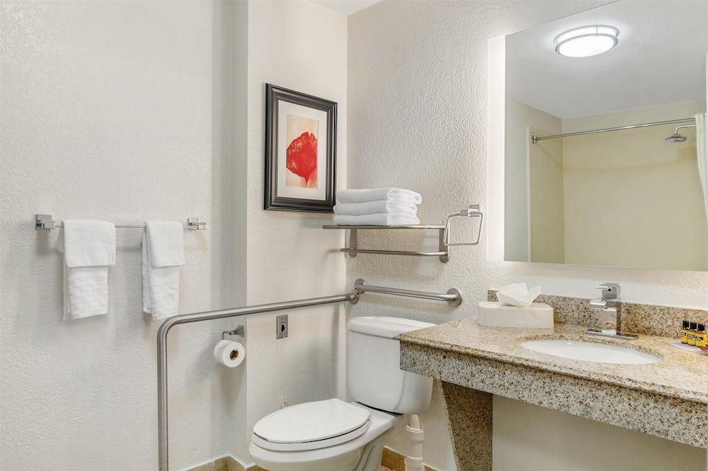 Best Western Plus JFK Inn & Suites Standard Room, 1 King Bed, Accessible, Non Smoking (Walk-in Shower) 4