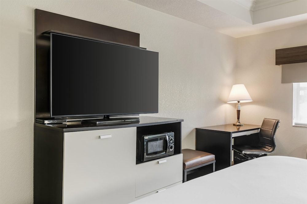 Best Western Plus JFK Inn & Suites Standard Room, 1 King Bed, Accessible, Non Smoking (Walk-in Shower) 6