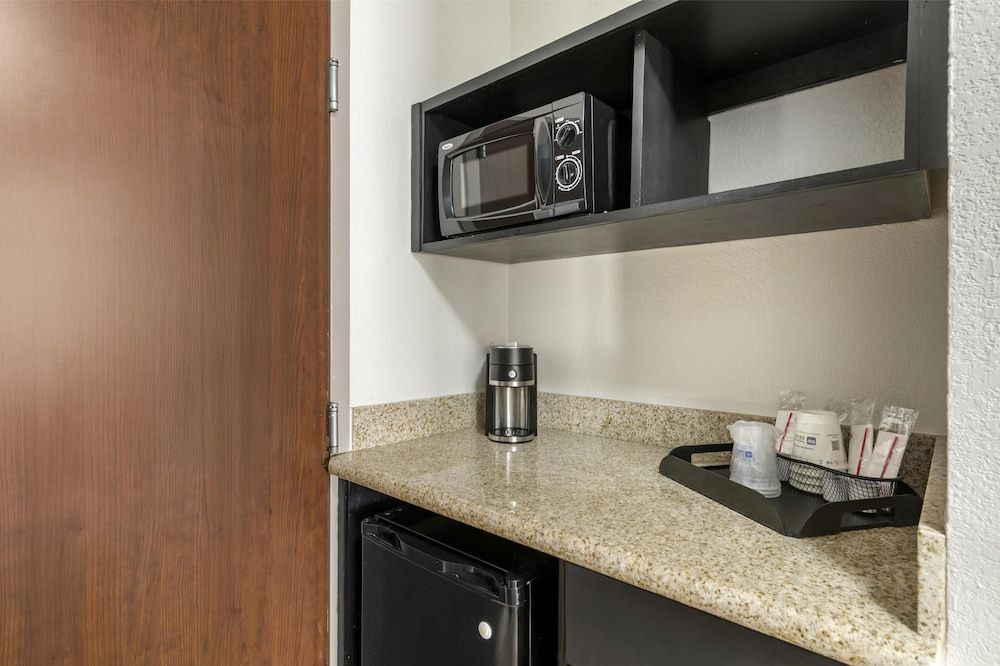 Best Western Plus JFK Inn & Suites Standard Room, 1 King Bed, Accessible, Non Smoking (Walk-in Shower) 3