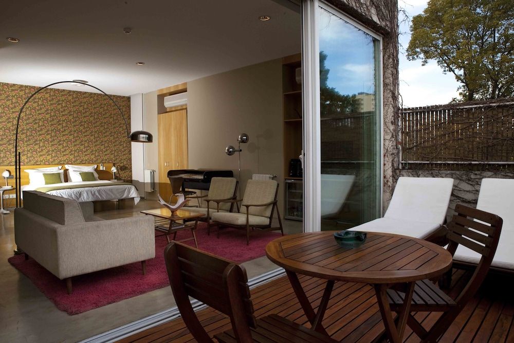 Suite, Poolside