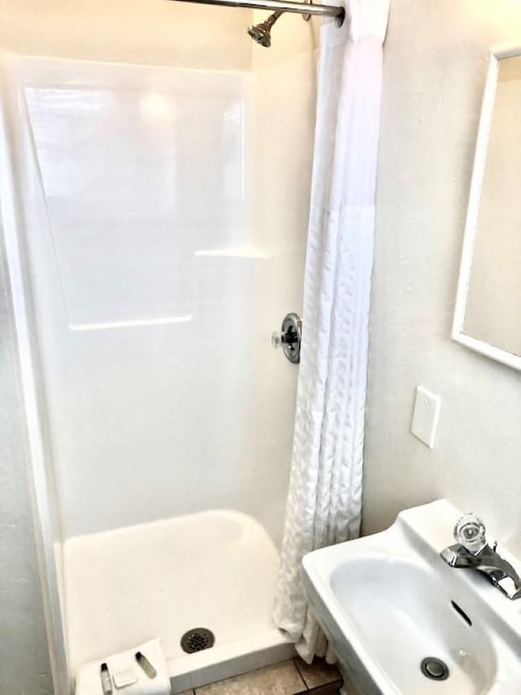 Southwinds Motel Standard Room, 1 Queen Bed 4