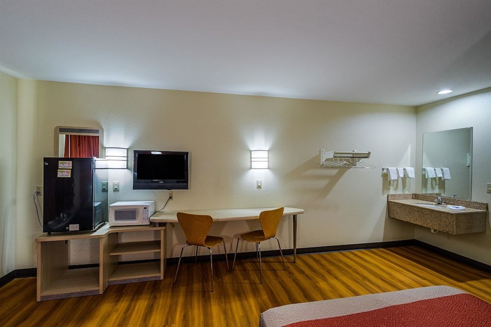 Motel 6 Urbana, IL Standard Room, 1 King Bed, Accessible, Non Smoking 10