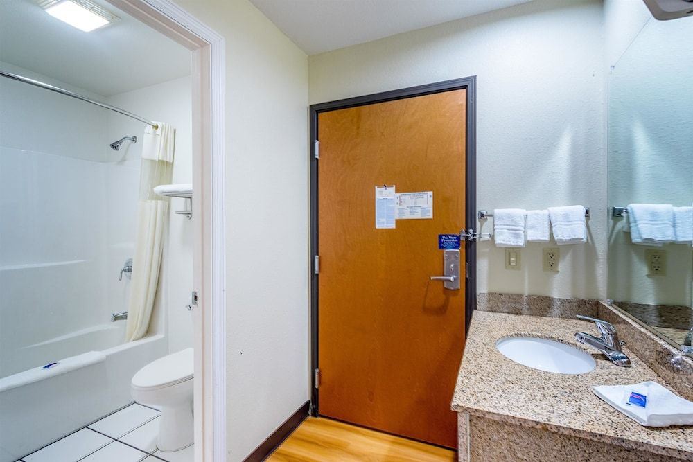 Motel 6 Urbana, IL Standard Room, 1 Double Bed, Accessible, Non Smoking 7