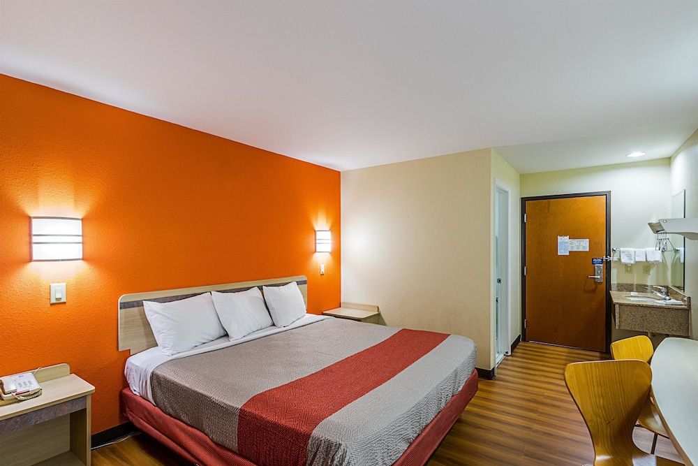 Motel 6 Urbana, IL Standard Room, 1 King Bed, Accessible, Non Smoking 3