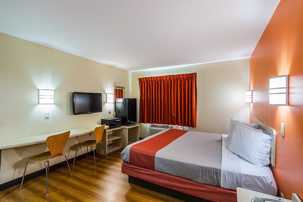 Motel 6 Urbana, IL Standard Room, 1 King Bed, Accessible, Non Smoking 6