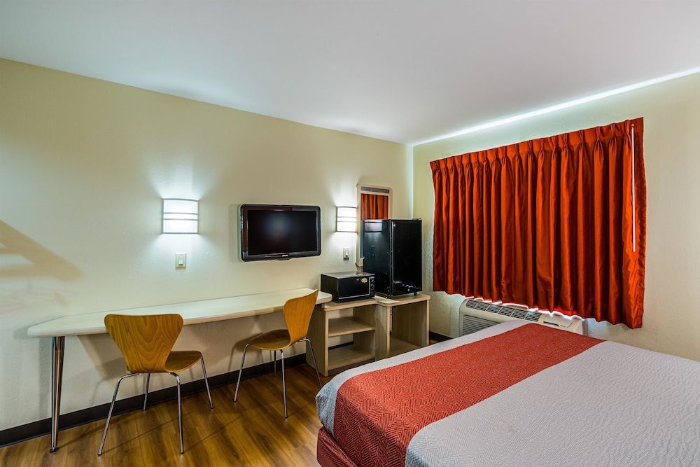 Motel 6 Urbana, IL Standard Room, 1 King Bed, Accessible, Non Smoking 9