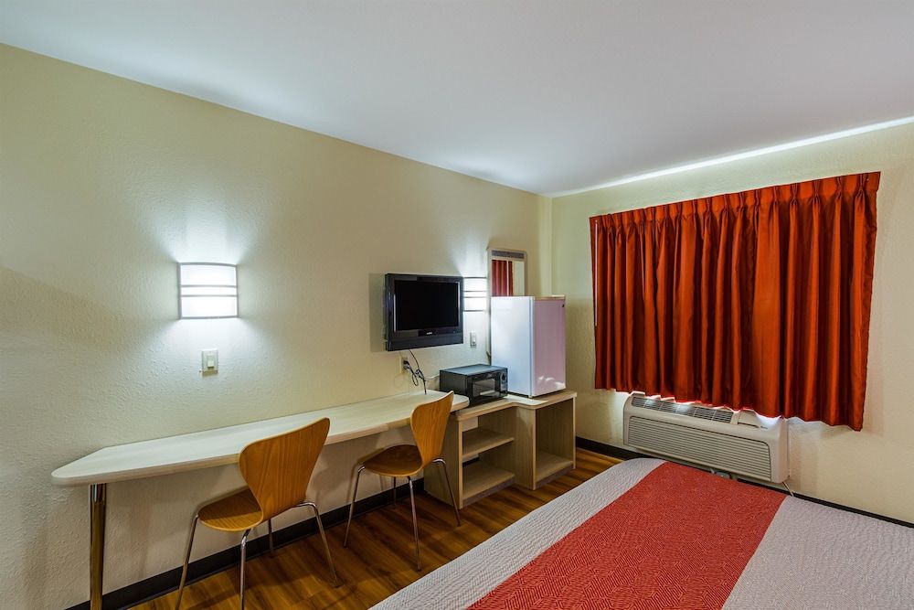 Motel 6 Urbana, IL Standard Room, 1 King Bed, Accessible, Non Smoking 5