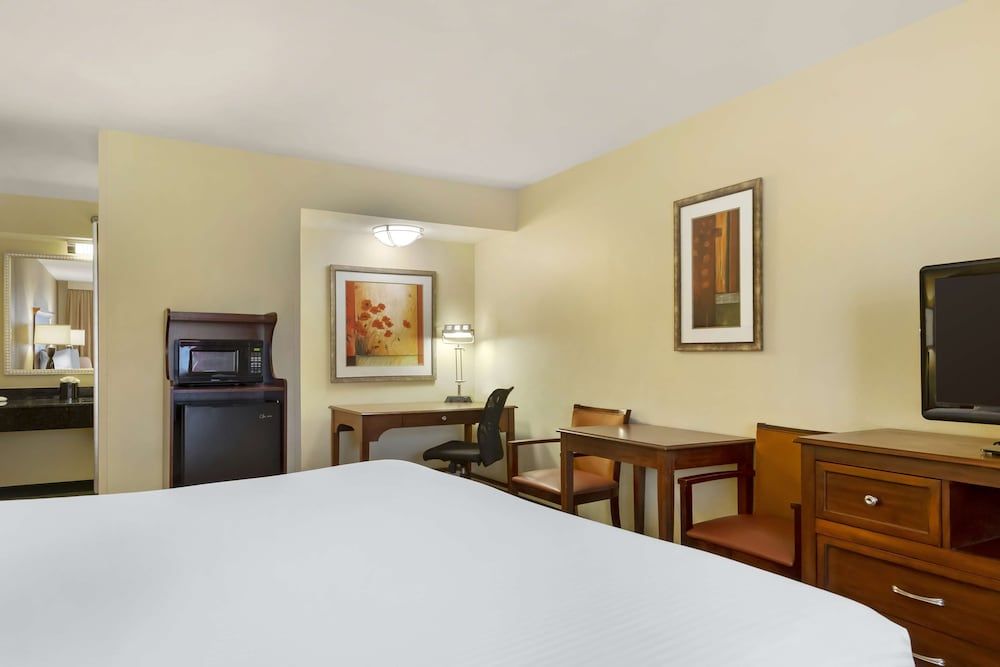 Best Western McAllen Medical Center Standard Room, 1 King Bed, Non Smoking, Refrigerator & Microwave (1st Floor) 4