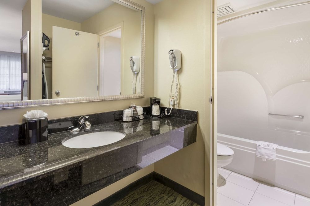 Best Western McAllen Medical Center Standard Room, 1 King Bed, Non Smoking, Refrigerator & Microwave (1st Floor) 3