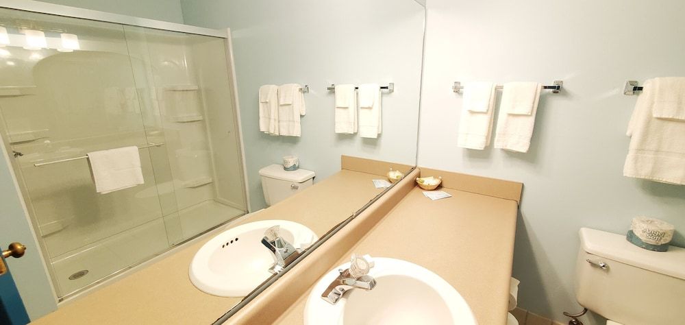 Amish Inn Deluxe Quadruple Room, 2 Queen Beds 3