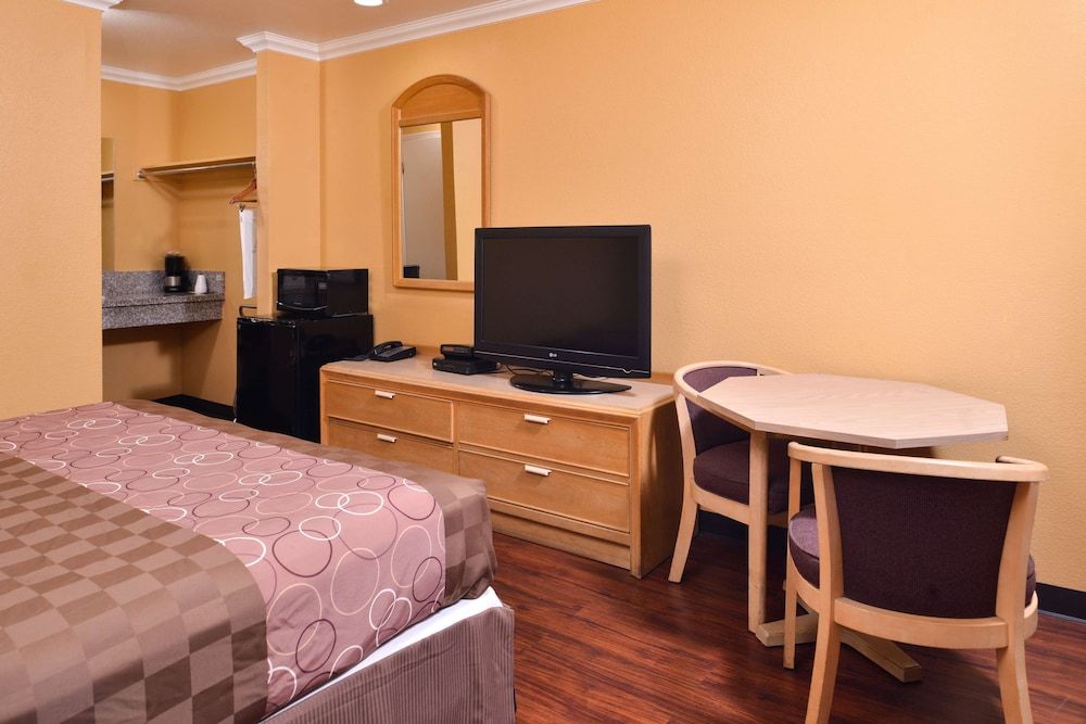 Americas Best Value Inn & Suites Clearlake Wine Country Room, 1 King Bed, Non Smoking 5