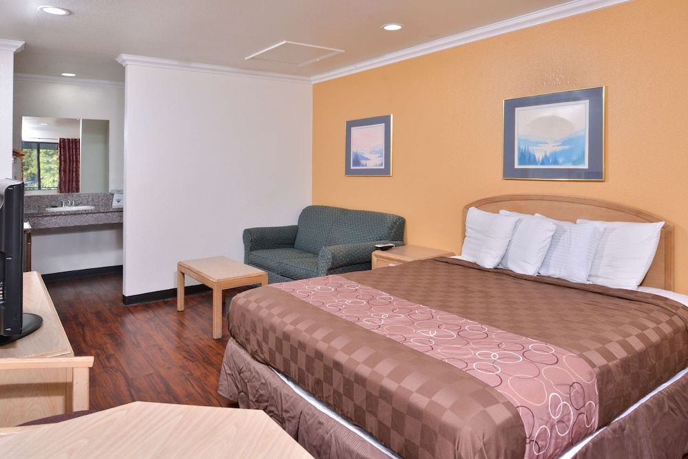 Americas Best Value Inn & Suites Clearlake Wine Country Suite, 1 King Bed, Non Smoking 4