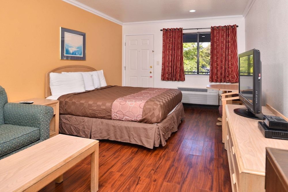 Americas Best Value Inn & Suites Clearlake Wine Country Suite, 1 King Bed, Non Smoking 3