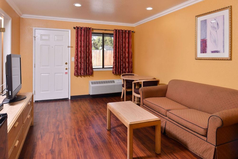 Americas Best Value Inn & Suites Clearlake Wine Country Suite, 1 King Bed, Non Smoking 9