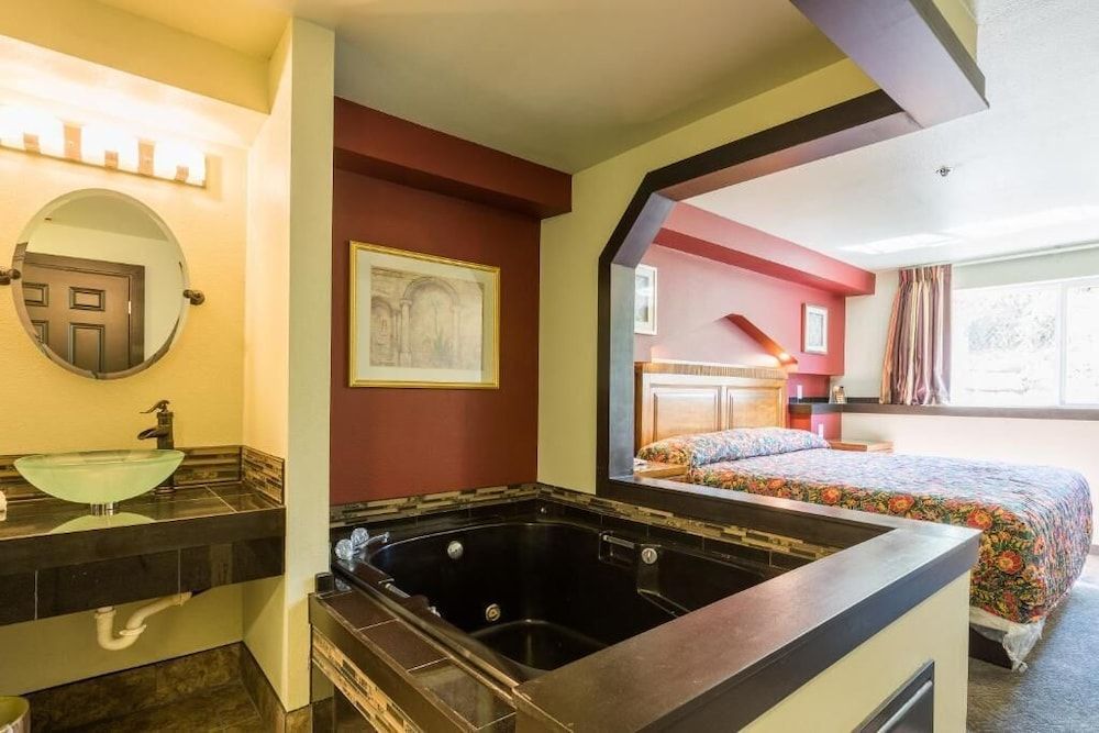 Suite, 1 King Bed, Jetted Tub (Jacuzzi Suite)
