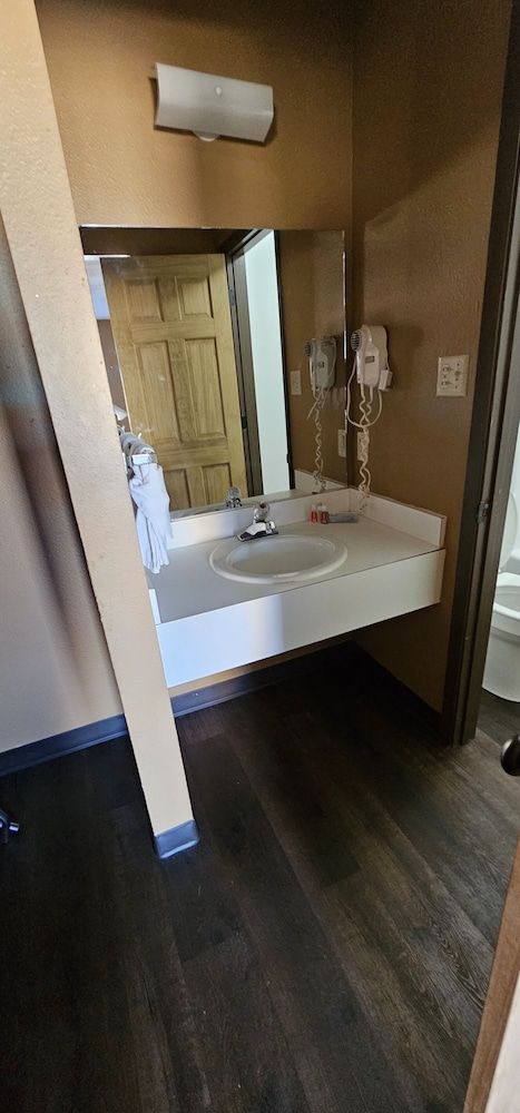 Econo Lodge Standard Single Room, 1 Queen Bed with Sofa bed, Accessible, Non Smoking 5