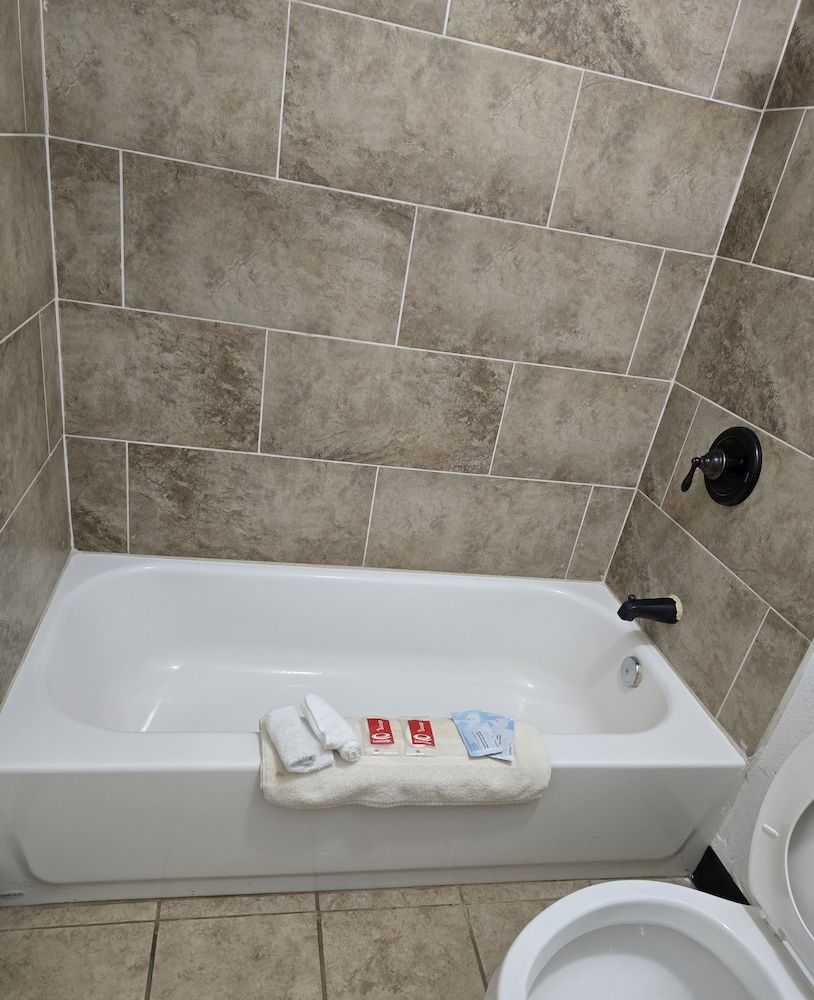 Econo Lodge Room, 2 Double Beds, Non Smoking (Upgrade) 5