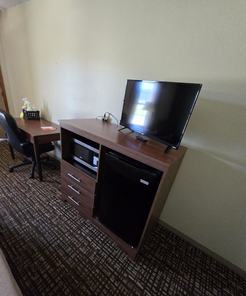 Econo Lodge Standard Single Room, 1 Queen Bed with Sofa bed, Accessible, Non Smoking 9