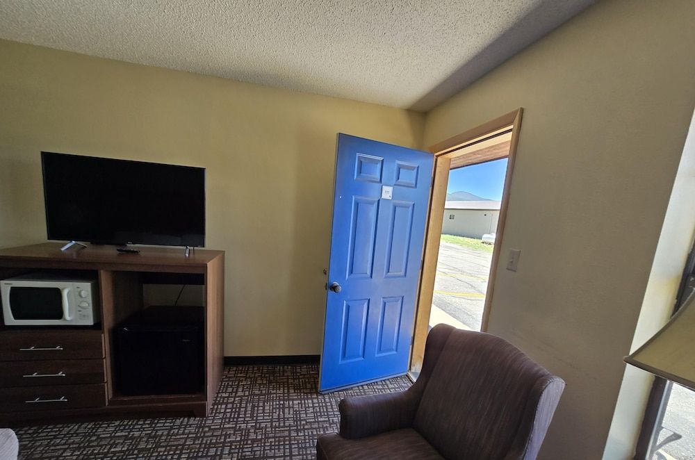 Econo Lodge Standard Single Room, 1 Queen Bed with Sofa bed, Accessible, Non Smoking 15