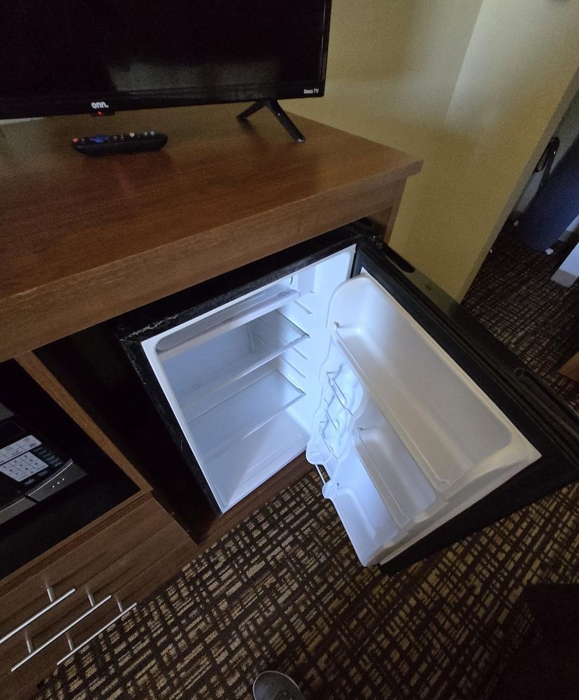 Econo Lodge Standard Single Room, 1 Queen Bed with Sofa bed, Accessible, Non Smoking 11