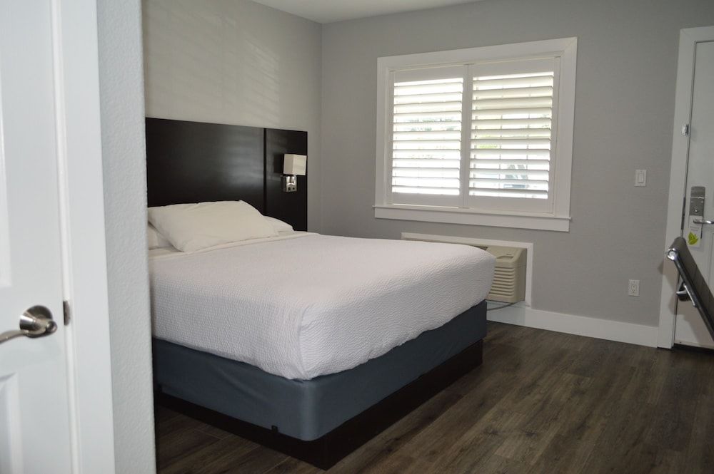 Fairview Inn and Suites Room, 1 King Bed, Non Smoking 2