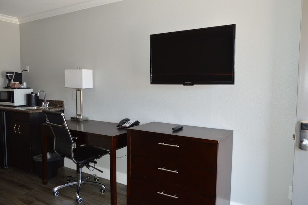 Fairview Inn and Suites Suite, 1 King Bed, Non Smoking, Jetted Tub 15