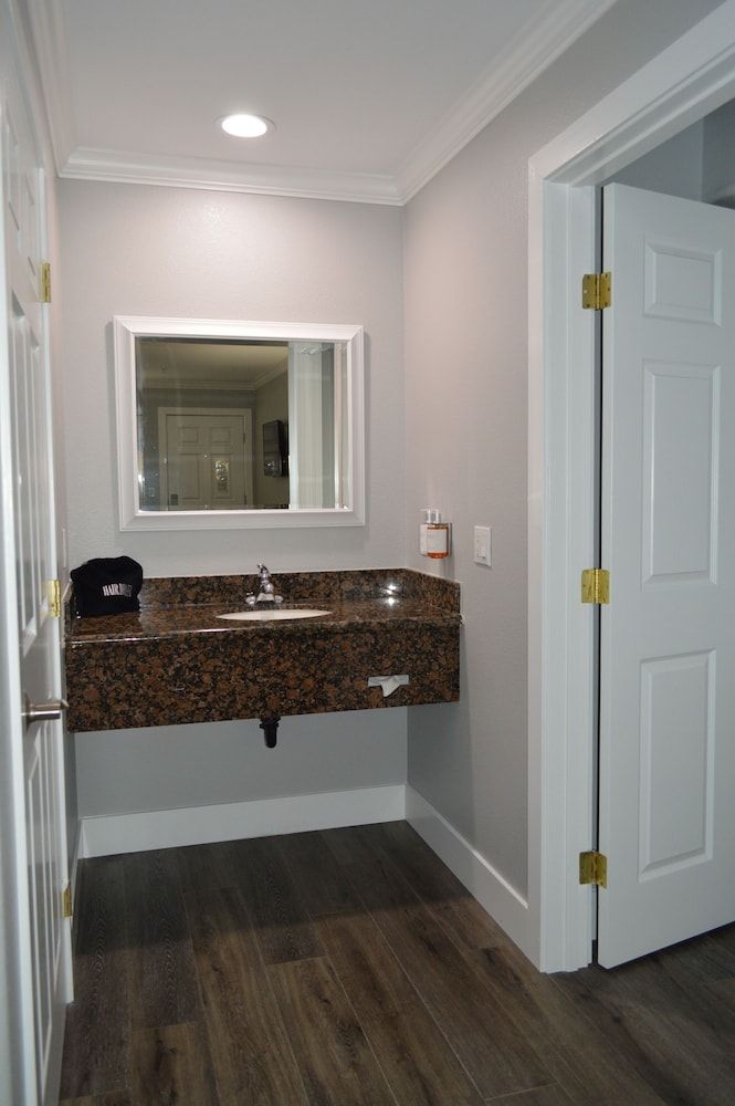Fairview Inn and Suites Suite, 1 King Bed, Non Smoking, Jetted Tub 9