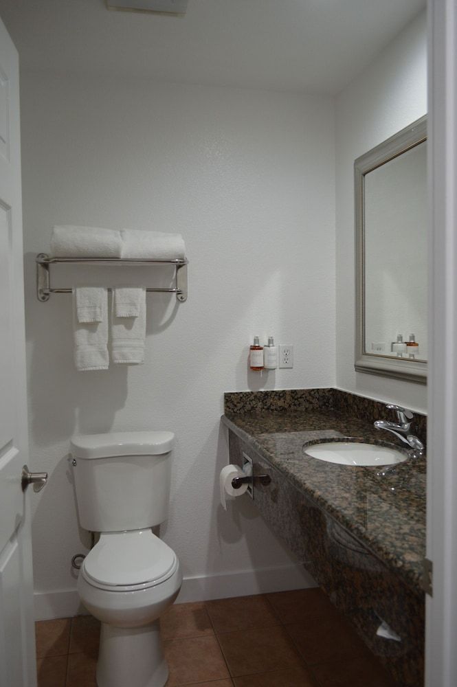 Fairview Inn and Suites Room, 1 King Bed, Non Smoking 11