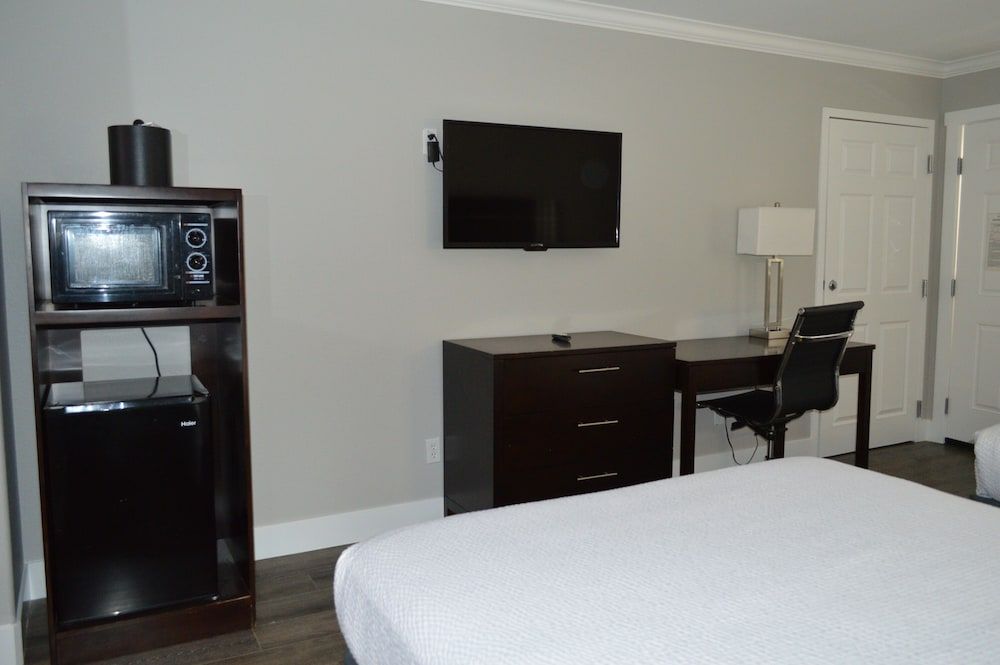 Fairview Inn and Suites Room, 2 Queen Beds, Non Smoking, Refrigerator & Microwave 15
