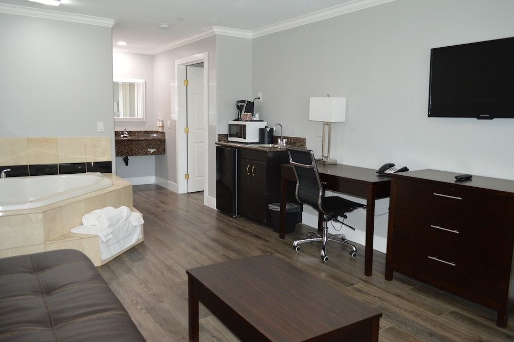 Fairview Inn and Suites Suite, 1 King Bed, Non Smoking, Jetted Tub 14