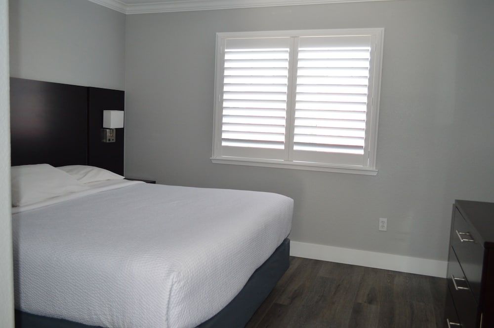 Fairview Inn and Suites Suite, 1 King Bed, Non Smoking, Jetted Tub 3