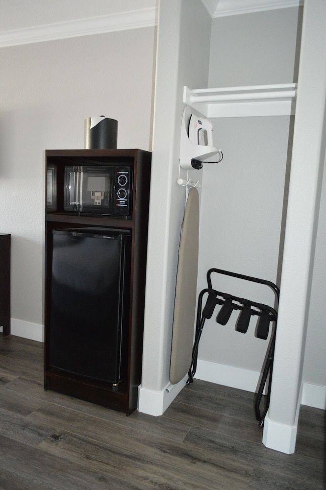 Fairview Inn and Suites Room, 2 Queen Beds, Non Smoking, Refrigerator & Microwave 16