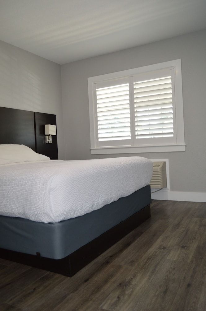 Fairview Inn and Suites Room, 1 King Bed, Non Smoking 3