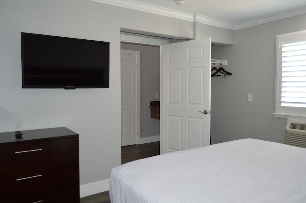 Fairview Inn and Suites Suite, 1 King Bed, Non Smoking, Jetted Tub 13