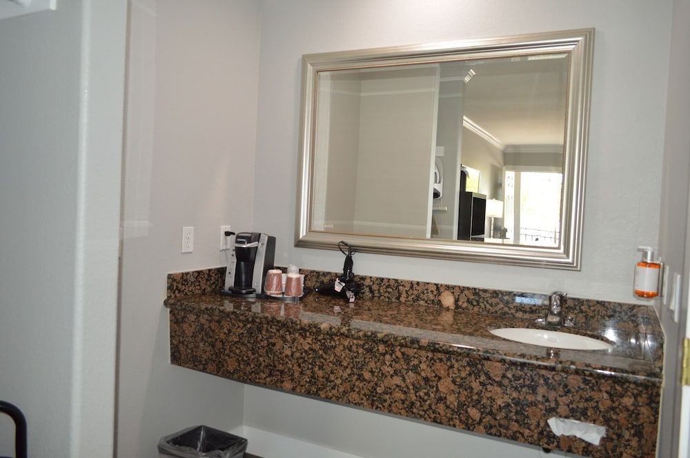 Fairview Inn and Suites Room, 2 Queen Beds, Non Smoking, Refrigerator & Microwave 14