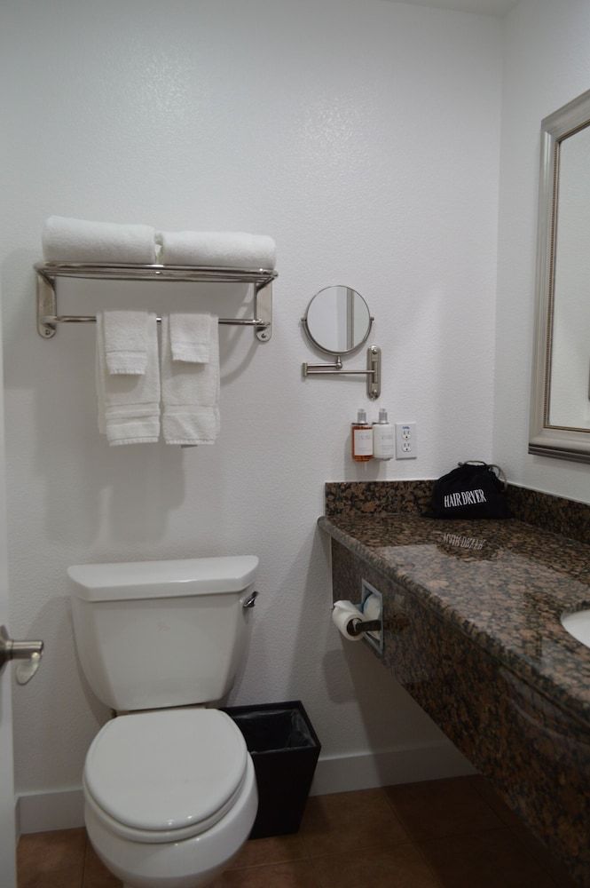 Fairview Inn and Suites Room, 2 Queen Beds, Non Smoking, Refrigerator & Microwave 13
