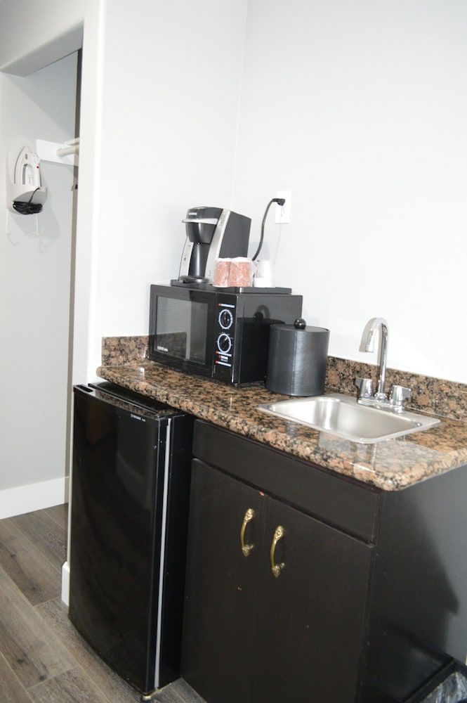 Fairview Inn and Suites Suite, 1 King Bed, Non Smoking, Jetted Tub 5